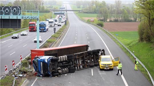 Die Autobahn in Richtung Norden wurde wegen des Lkw-Unfalls gesperrt. 