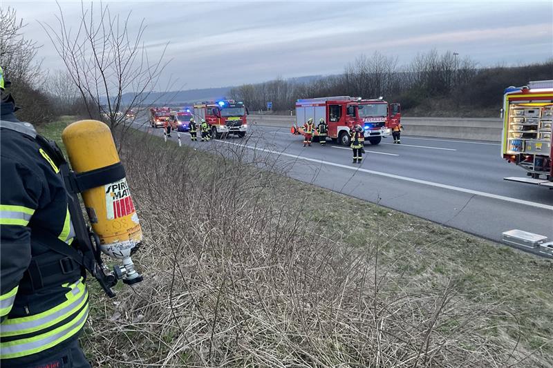Reifen-Platzer führt zu Unfall auf der A7 Die Autobahn musste zeitweise voll gesperrt werden. Foto: Feuerwehr