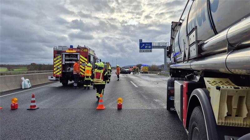 Unfall auf A7 bei Seesen: Schwangere Fahrerin leicht verletzt Die Autobahn war während der Unfallaufnahme gesperrt.