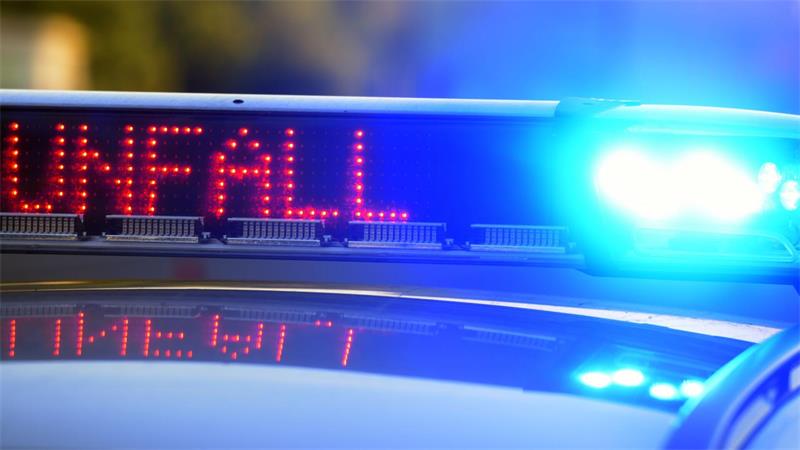 Ein Blaulicht auf einem Polizei-Fahrzeug mit der Aufschrift „Unfall“