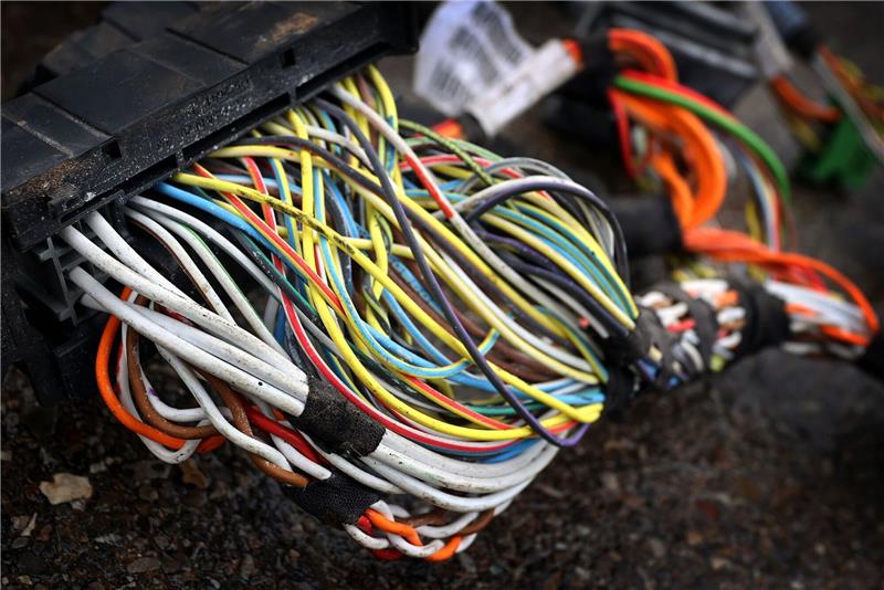Mittelstand steuert bei Lieferketten um Die Autobranche leidet derzeit unter Engpässen etwa bei Kabelbäumen.