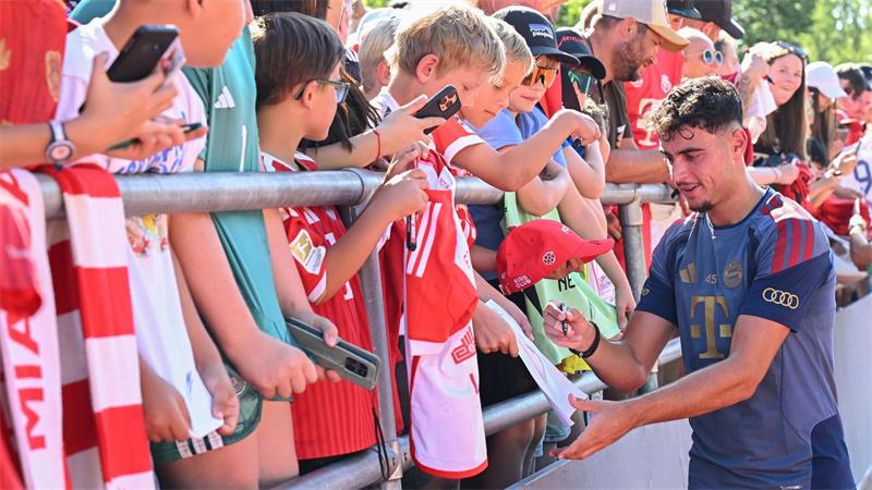 Nach dem WM-Frust: Neuer gibt den Bayern-Weg vor Die Autogramme von DFB-Stars wie Aleksandar Pavlovic sind gefragt.