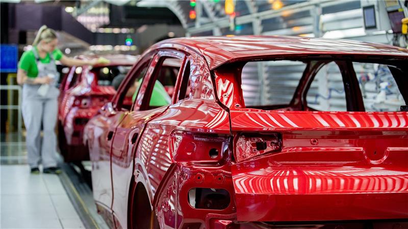 Die Autoindustrie ist Rückgrat der niedersächsischen Industrie: Nach Angaben des Arbeitgeberverbands Niedersachsenmetall hängen rund zwei Drittel der Arbeitsplätze direkt oder indirekt an ihr. (Symbolbild)