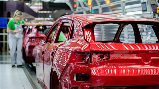 Die Autoindustrie ist Rückgrat der niedersächsischen Industrie: Nach Angaben des Arbeitgeberverbands Niedersachsenmetall hängen rund zwei Drittel der Arbeitsplätze direkt oder indirekt an ihr. (Symbolbild)