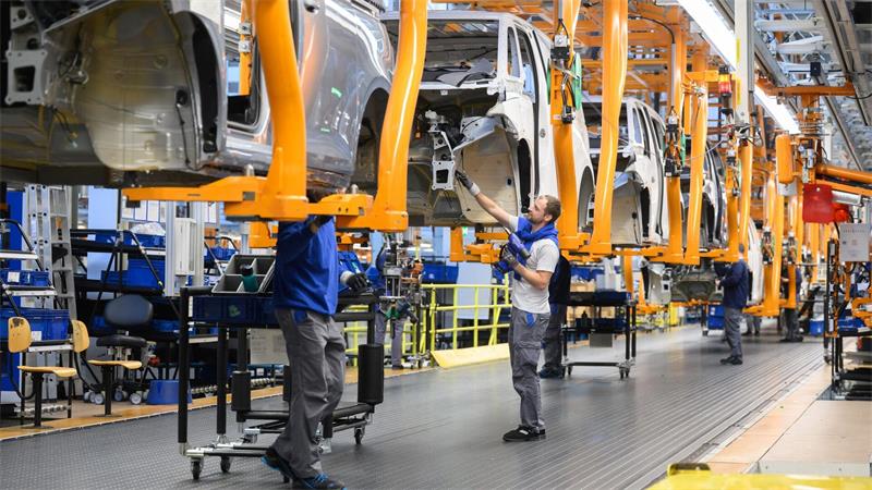 IG Metall lehnt erstes Angebot ab - Warnstreiks kommen Die Autoindustrie ist ein Kern der Metall- und Elektroindustrie. (Archivbild)