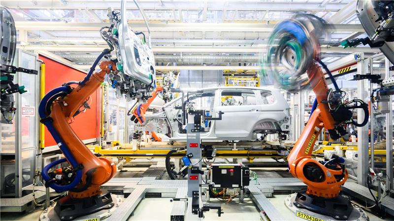 Die Autoindustrie ist ein wichtiger Abnehmer für Robotik und Automatisierung - und derzeit in einer Schwächephase.  (Archivbild)