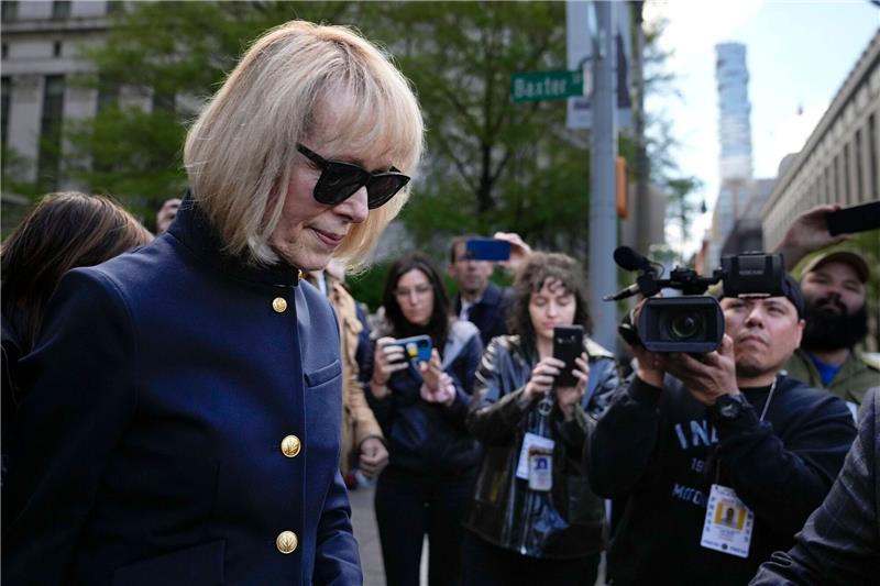 Plädoyers beendet: Jury in Zivilprozess gegen Trump am Zug Die Autorin Jean Carroll verlässt das Gerichtsgebäude in Manhattan.
