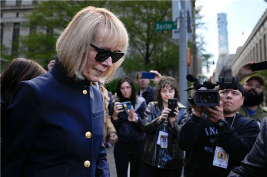Die Autorin Jean Carroll verlässt das Gerichtsgebäude in Manhattan.