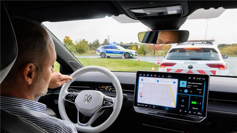 Neue Technik soll Einsatzkräfte auf Straßen besser schützen Die Autos erkennen dank Sensoren Gefahren und warnen andere Verkehrsteilnehmer in der Nähe automatisch.