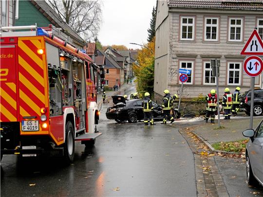 Die Autos haben einen Totalschaden und sind nicht mehr fahrbereit. Foto: Feuerwehr