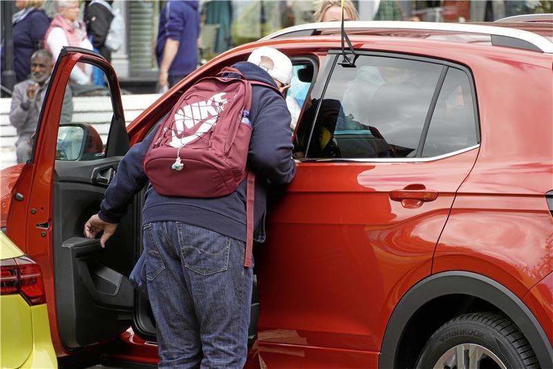 Die Autos können auch ganz genau inspiziert werden.