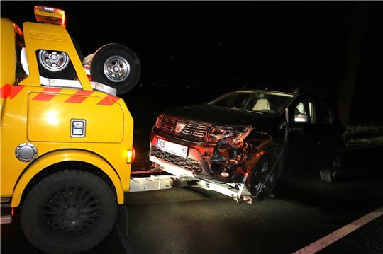 Die Autos mussten abgeschleppt werden. Beide haben einen Totalschaden. Foto: Leifeld