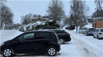 Das Foto zeigt Autos, die mitten auf der Kreuzung parken.