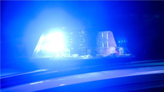 Die Autos stießen nach Angaben der Polizei frontal auf der Bundesstraße zusammen. (Symbolbild)