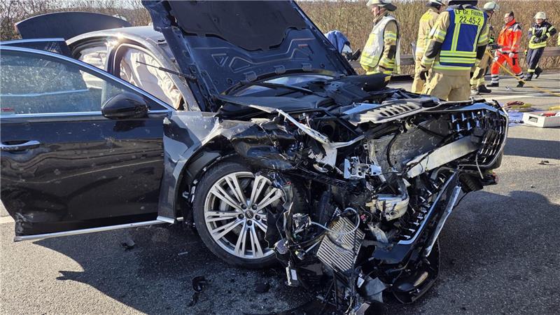Die Autos werden bei dem Unfall nahezu komplett zerstört. 