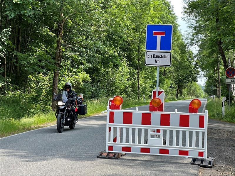 Kleine Lösung für B 27-Sperrung bei Braunlage in Sicht Die B 27 ist kurz nach der Kreuzung der Straße zum Hexenritt am Wurmberg in Braunlage gesperrt. Foto: Eggers