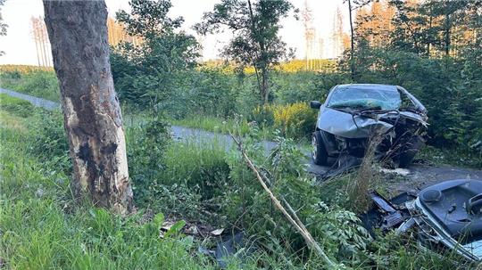 Die B 27 muss im Juni nach dem Unfall für knapp drei Stunden voll gesperrt werden. Der Unfallfahrer kann nur noch tot geborgen werden.