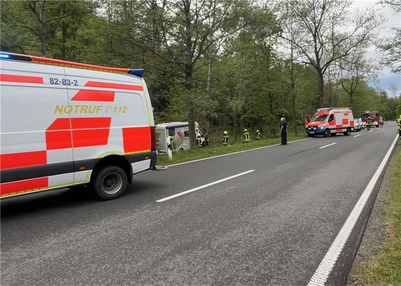 Braunlage: Ehepaar fährt mit Wohnmobil gegen Baum Die B 27 musste für den Einsatz gesperrt werden. Foto: Feuerwehr Braunlage