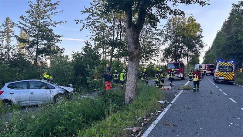 Braunlage: Magdeburger (53) stirbt bei Baum-Crash auf B 27 Die B 27 musste knapp drei Stunden voll gesperrt werden.