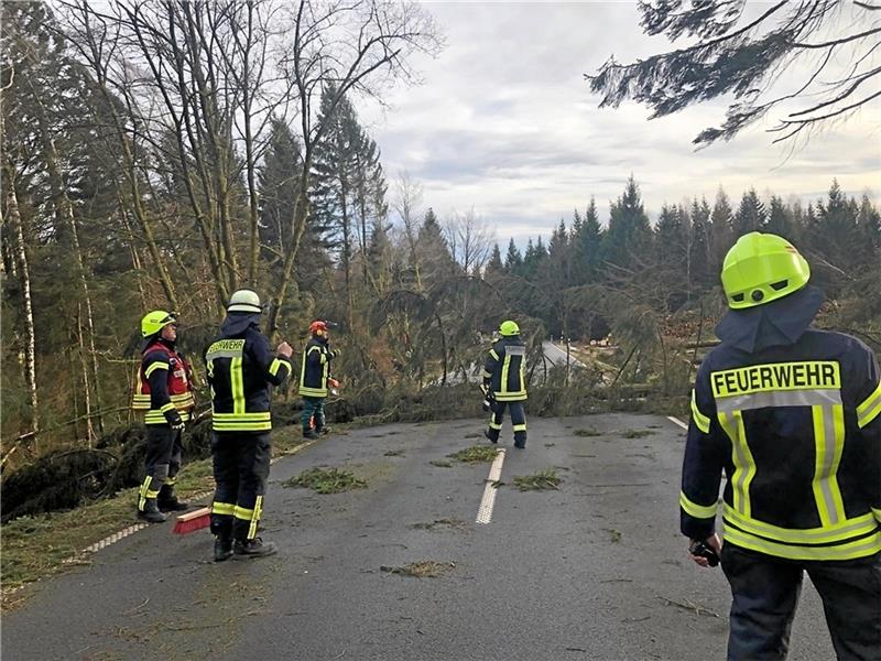 Die B 4 zwischen Hohegeiß und Rothesütte gehört zu den Straßen, die am Wochenende gesperrt werden mussten.  Fotos: Feuerwehr