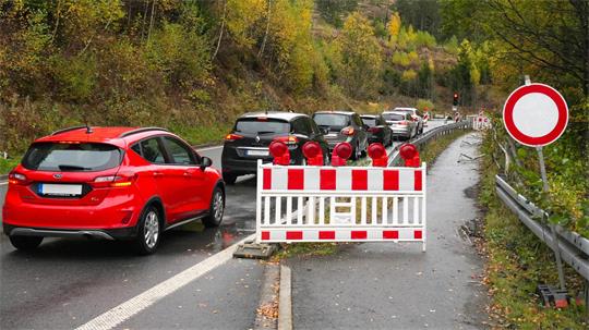 Die B 498 im Okertal ist regelmäßig nur einspurig befahrbar. Dann wird der Verkehr per Ampel geregelt. Am kommenden Montag beginnen Sicherungsarbeiten in der Felswand.