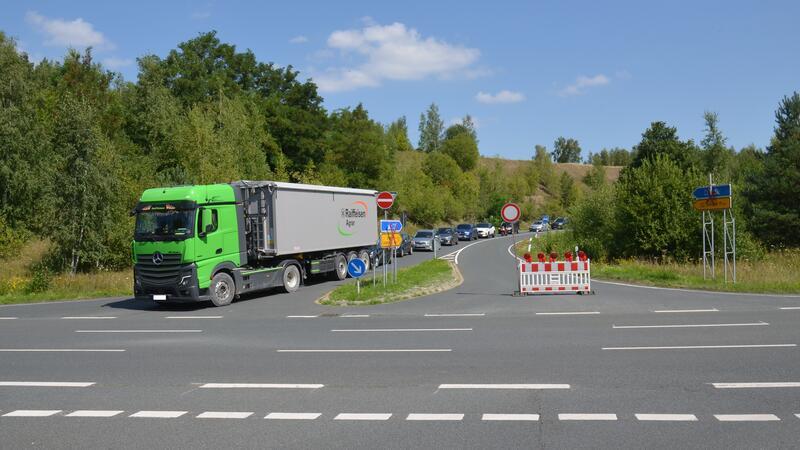 Die B 82 nach Langelsheim ist teilweise gesperrt. Verkehrsteilnehmer, die Richtuntg Seesen fahren wollen, müssen für eine Woche eine Umleitung durch Astfeld in Kauf nehmen.