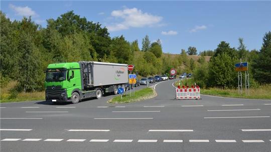Die B 82 nach Langelsheim ist teilweise gesperrt. Verkehrsteilnehmer, die Richtuntg Seesen fahren wollen, müssen für eine Woche eine Umleitung durch Astfeld in Kauf nehmen.