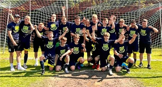 Die B-Junioren der JSG Goslar bejubeln nach ihrem 4:1-Sieg bei Rot-Weiß Volkmarode im abschließenden Saisonspiel den Aufstieg. Die passenden T-Shirts waren vorbereitet, ein Unentschieden in diesem Spiel hätte gereicht. Foto: GZ-Archiv