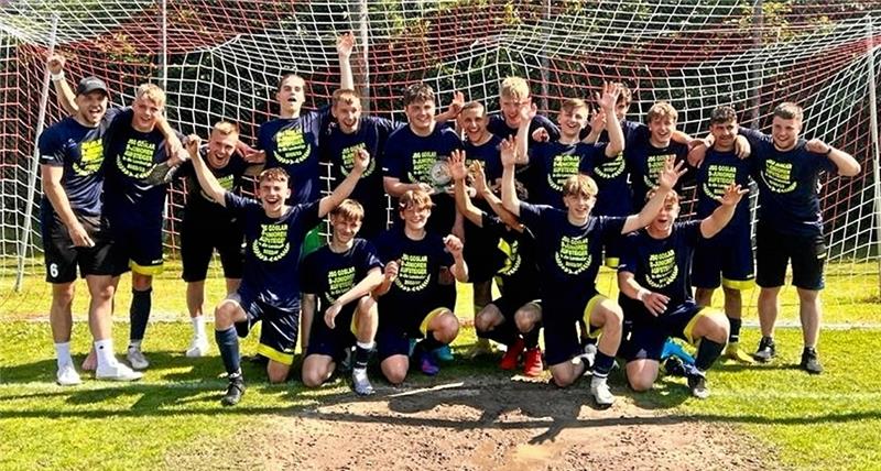 B-Junioren der JSG Goslar steigen in die Landesliga auf Die B-Junioren der JSG Goslar bejubeln nach ihrem 4:1-Sieg bei Rot-Weiß Volkmarode im abschließenden Saisonspiel den Aufstieg. Die passenden T-Shirts waren vorbereitet, ein Unentschieden in diesem Spiel hätte gereicht. Foto: GZ-Archiv