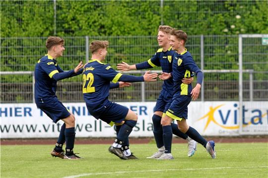 Die B-Junioren der JSG Goslar feiern Jannis Klug (re.), der gerade das 2:1 gegen den MTV Wolfenbüttel II erzielt hat. Am Ende steht ein 4:3-Erfolg der JSG, die damit ihre Chancen auf den Titel festigt. Foto: Gietemann