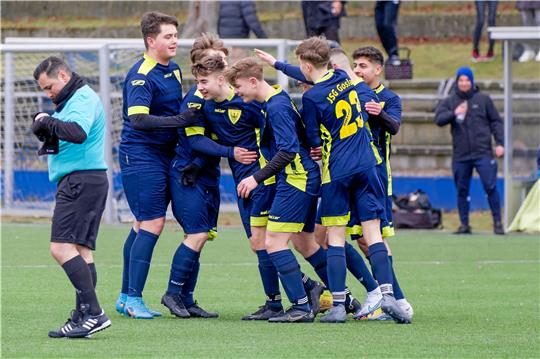 Die B-Junioren der JSG Goslar feiern den von Ayham Ashabi erzielten Treffer zum 2:0 gegen Rot-Weiß Volkmarode. Am Ende gewinnt der Bezirksliga-Spitzenreiter mit 4:0. Foto: Drechsler