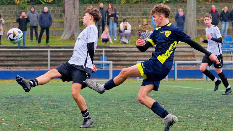 Die B-Junioren der JSG Goslar liefern sich im Spitzenspiel mit TuSpo Petershütte einen packenden Kampf, hier kommt Finn Kussmann gegen Filip Ricgard Dzieniak zum Schuss.