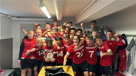 Die B-Junioren der JSG Seesen feiern nach dem Spiel in der Kabine die Meisterschaft und den Aufstieg in die Landesliga.