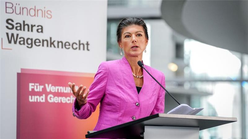 Thüringer Brombeerkoalition auf der Kippe - Bedenkzeit endet Die BSW-Chefin Sahra Wagenknecht kritisiert die jüngste Bundestagsrede von CDU-Chef Friedrich Merz zur Ukraine-Politik scharf. (Archivbild)