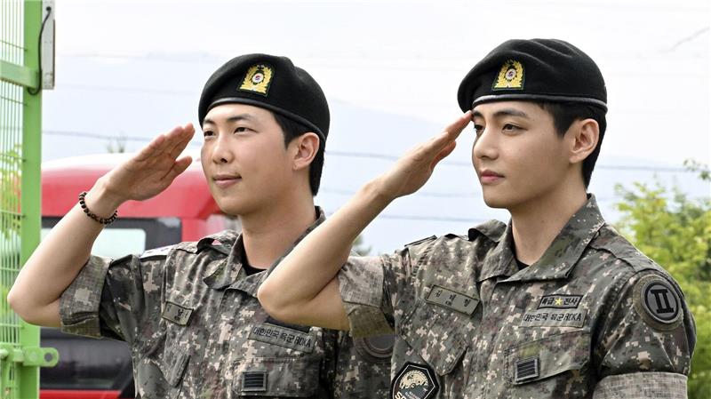 Die BTS-Mitglieder haben während der letzten Jahre ihren Militärdienst absolviert. Im letzten Juni wurden RM (l) und V von der Armee entlassen. (Archivfoto)