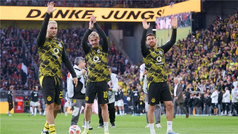 Eintracht und Riera verlieren auch beim Vize-Meister BVB Die BVB-Abgänge Niklas Süle (l), Julian Brandt (m) und Salih Özcan (r) wurden vor dem Spiel verabschiedet.