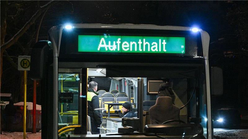 Die BVG stellt an einigen Endhaltestellen, wie hier in Zehlendorf, Busse für den Aufenthalt zur Verfügung.