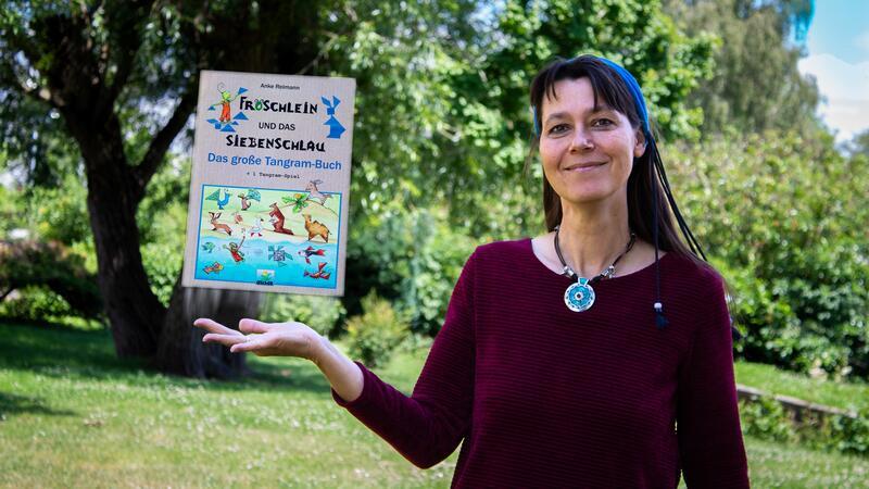Harzburger Autorin begibt sich auf Spuren den Tangram-Puzzels Die Bad Harzburger Autorin Anke Reimann und ihr neues Kinderbuch "Fröschlein und das Siebenschlau".