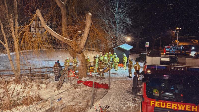 Die Bad Harzburger Feuerwehren haben sich den Westeröder Dorfteich als Übungsgelände ausgesucht. 