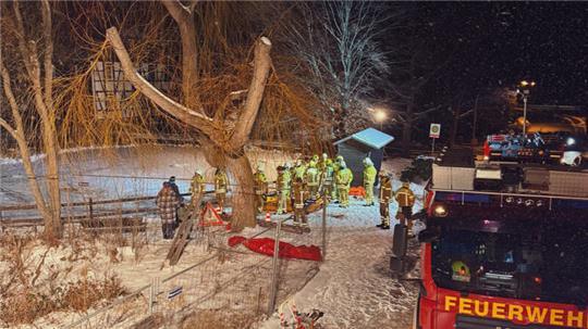 Die Bad Harzburger Feuerwehren haben sich den Westeröder Dorfteich als Übungsgelände ausgesucht. 