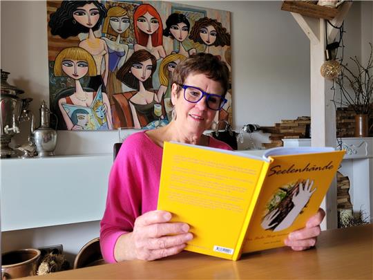 Die Bad Harzburgerin Gisela Wellge ist ein sehr positiv denkender Mensch, wie sie selbst von sich sagt. Diese Energie möchte sie weitergeben. Und gleichzeitig Tipps, wie mit schlimmen Lebenslangen umgegangen werden kann. Foto: Exner