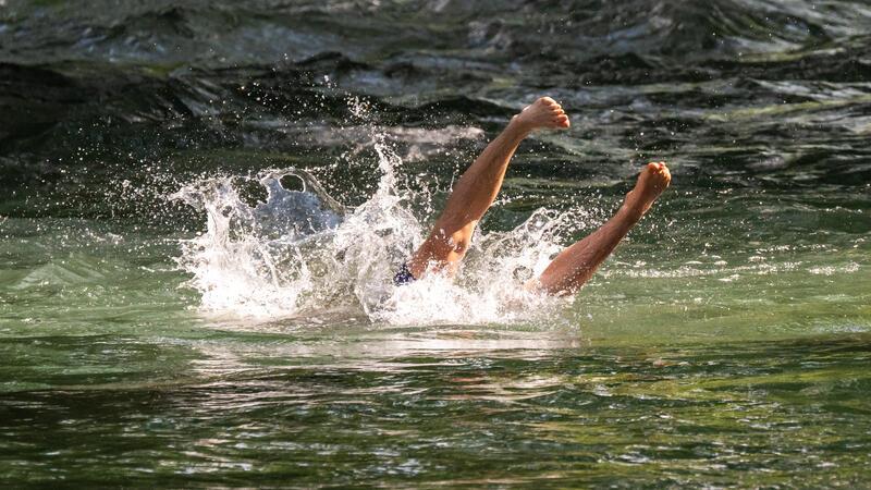 DLRG warnt vor Badegefahren im Oberharz Die Badeteiche im Oberharz können bereits an den Ufern unerwartet tief sein.