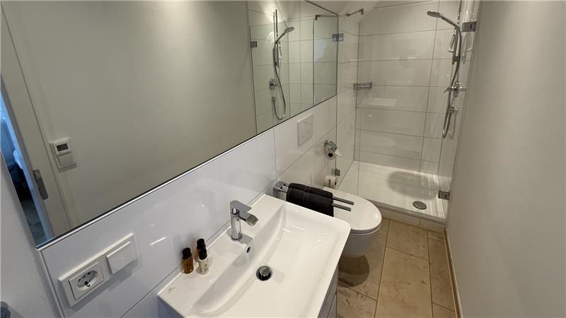 Das Foto zeigt ein modernes Badezimmer.