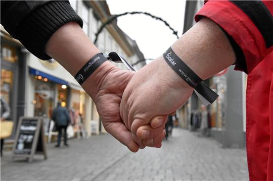 Die Bändchen der Goslar Marketing Gesellschaft machen das 2G-Einkaufen etwas leichter.  Foto: Roß