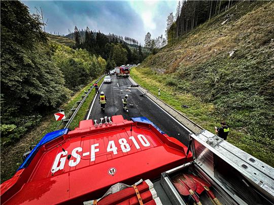 Die Bärentalkurve musste für die Aufräumarbeiten gesperrt werden. Foto: Feuerwehr