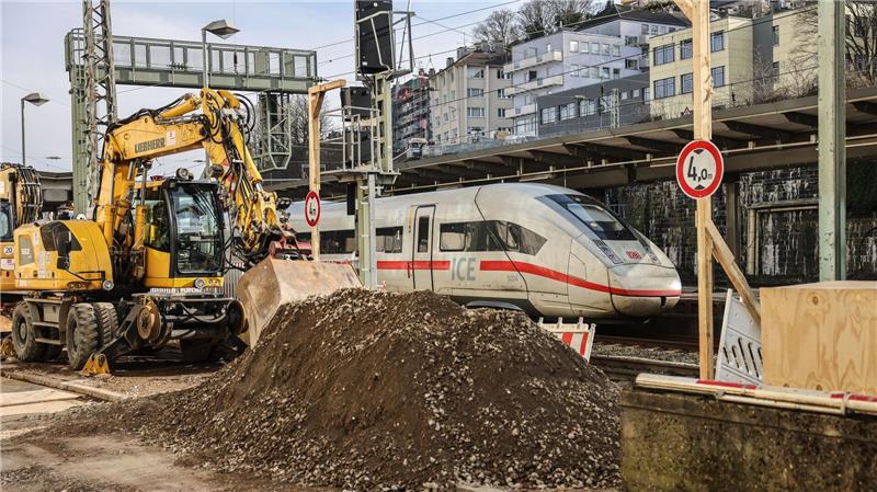 Die Bagger am Wuppertaler Hauptbahnhof stehen schon bereit.