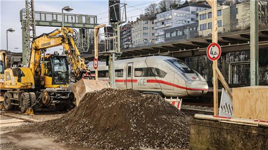 Die Bagger am Wuppertaler Hauptbahnhof stehen schon bereit.