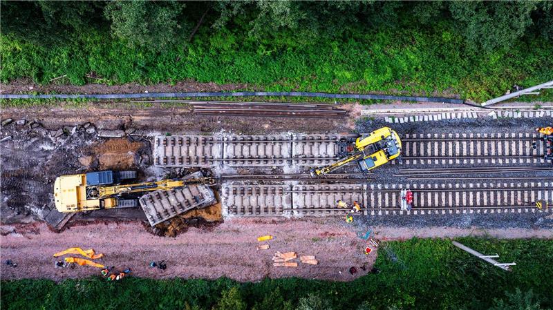 Kreise: Evelyn Palla soll neue Bahnchefin werden Die Bahn-Infrastruktur ist marode und bremst die Züge täglich an vielen Stellen aus. Inzwischen wird an vielen Stellen gebaut - was der Pünktlichkeit im ersten Moment auch nicht zuträglich ist. (Archivbild)