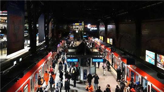 Die Bahn empfiehlt während der Sperrung auf U-Bahnen oder Regionalzüge auszuweichen. (Archivbild)