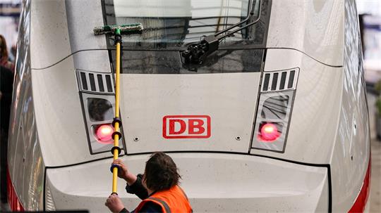 Die Bahn investiert bis 2030 zusätzliche 210 Millionen Euro in Sauberkeit und Sicherheit. (Archivbild)